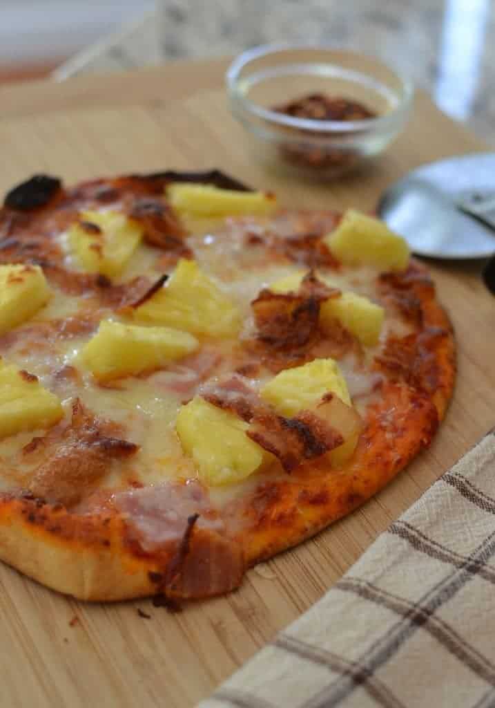 Mouthwatering Easy Hawaiian Pizza