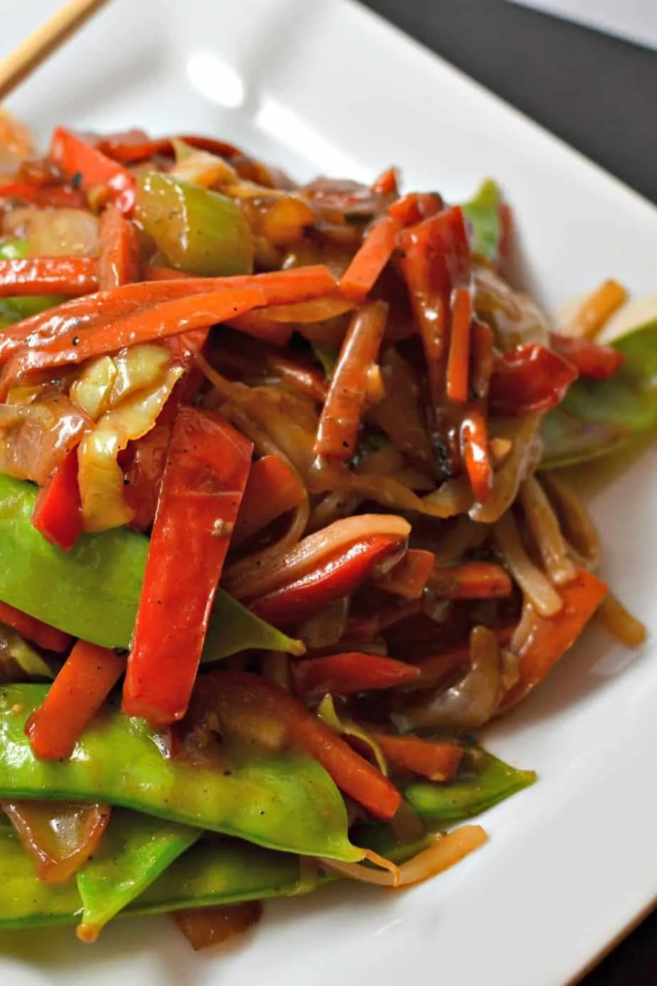 A delicious beef stir fry recipe with onions, carrots, celery, red bell pepper, noodles and an easy six ingredient sauce. 