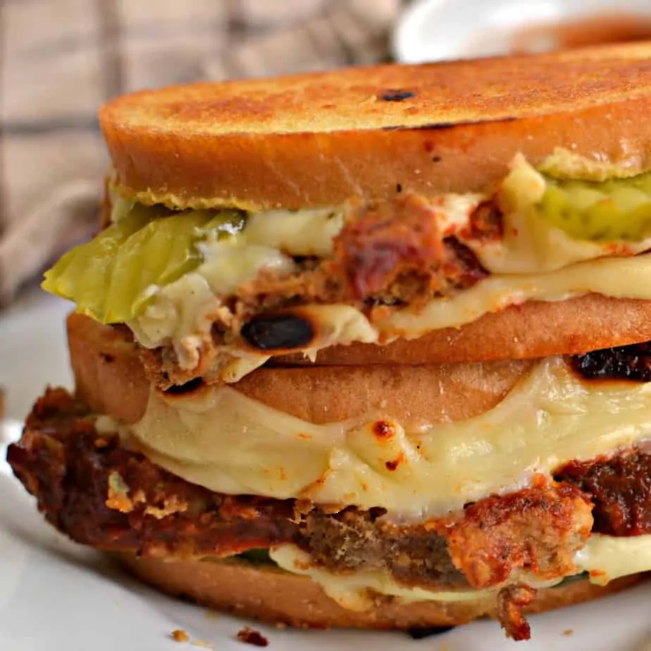 Estos sándwiches de pastel de carne a la parrilla se pueden adaptar al gusto de sus familias utilizando su queso favorito