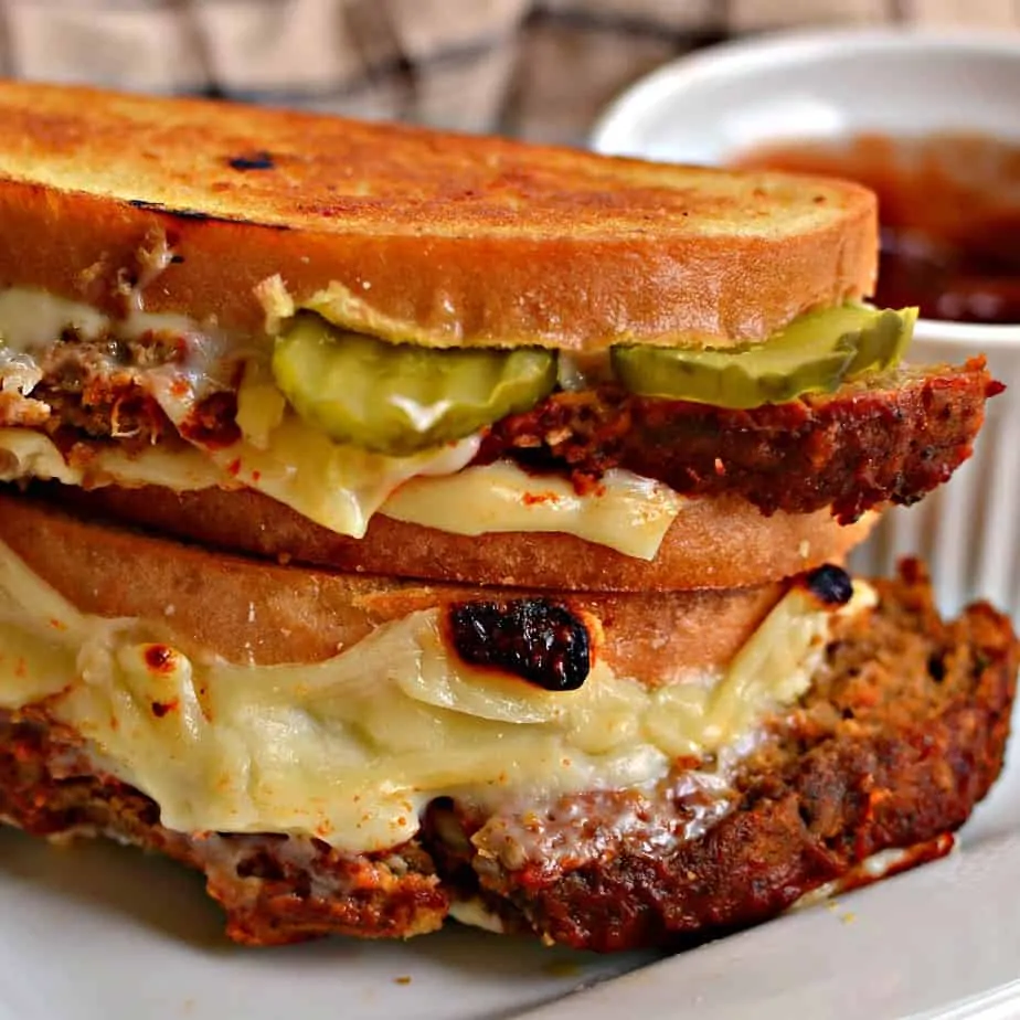 Estos Sándwiches de pastel de carne a la parrilla Son una receta fácil para toda la familia que se combina en cuestión de minutos.