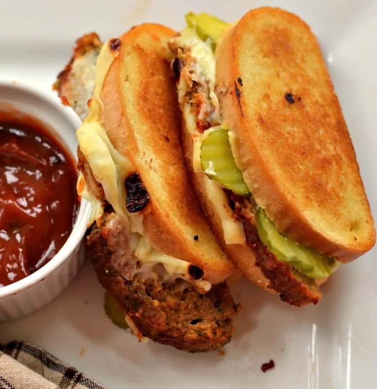 Estos Sándwiches de Pastel de carne a la parrilla han sido nuestros favoritos desde que tengo memoria.