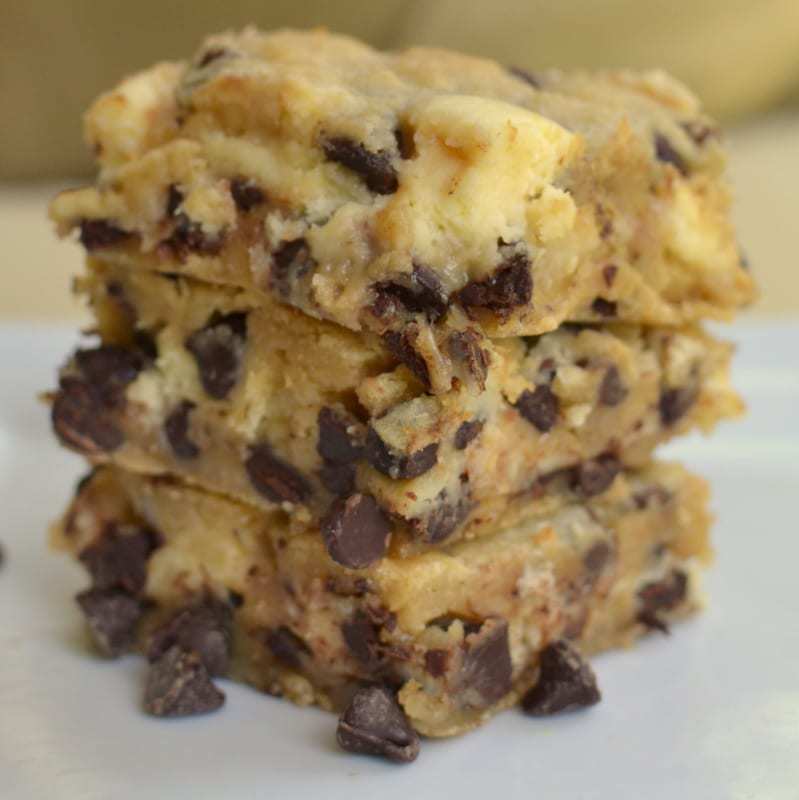 Dolci la crema di formaggio e appiccicosa gocce di cioccolato rendono queste morbide e dolci, dei cookie bar da morire