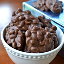 Crockpot Chocolate Peanut Clusters