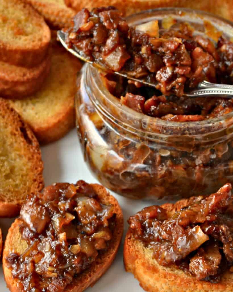 A close up view of crostiini with bacon jam on them. 
