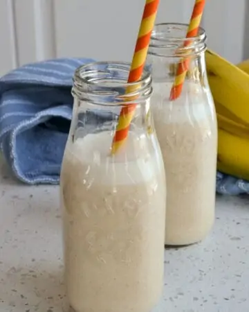 Bananas, milk, cinnamon and vanilla are blended together for a tasty treat.