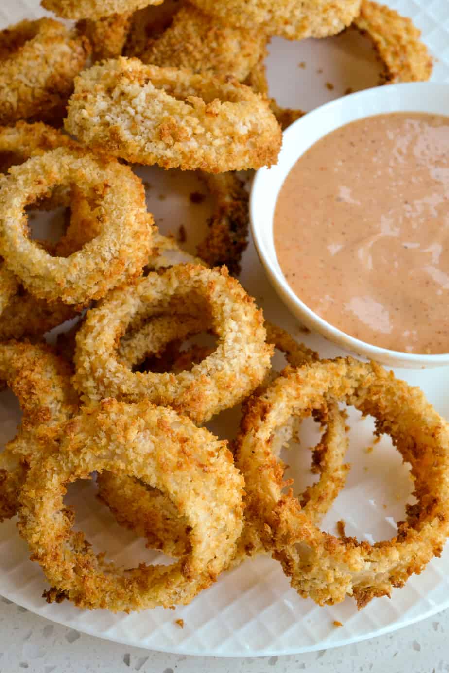 Breaded onion rings with comeback sauce