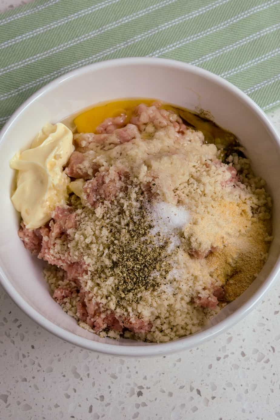 Ground turkey, breadcrumbs, egg, mayonnaise, Worcestershire Sauce, onion powder, garlic powder together in a large bowl.