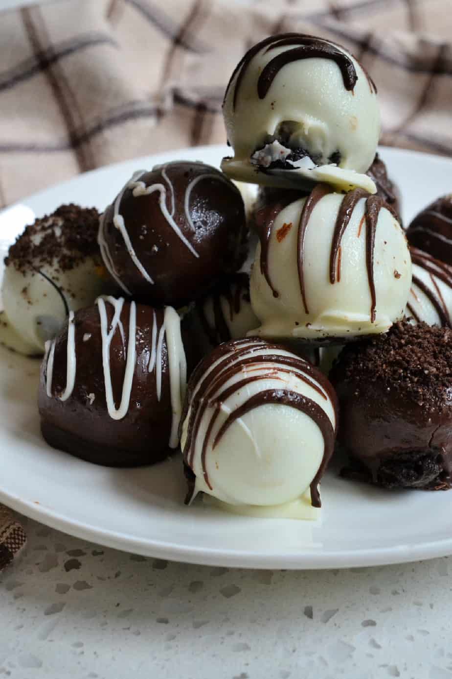 A plate full of delicious Oreo truffles. 