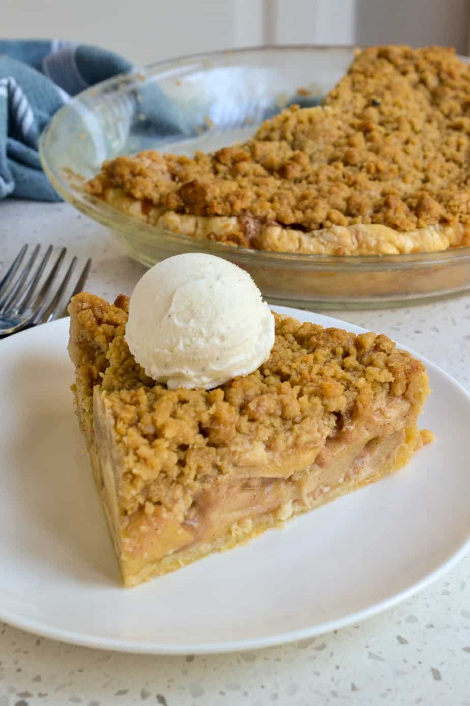 Una fetta di torta di mele olandese alla modalità. 