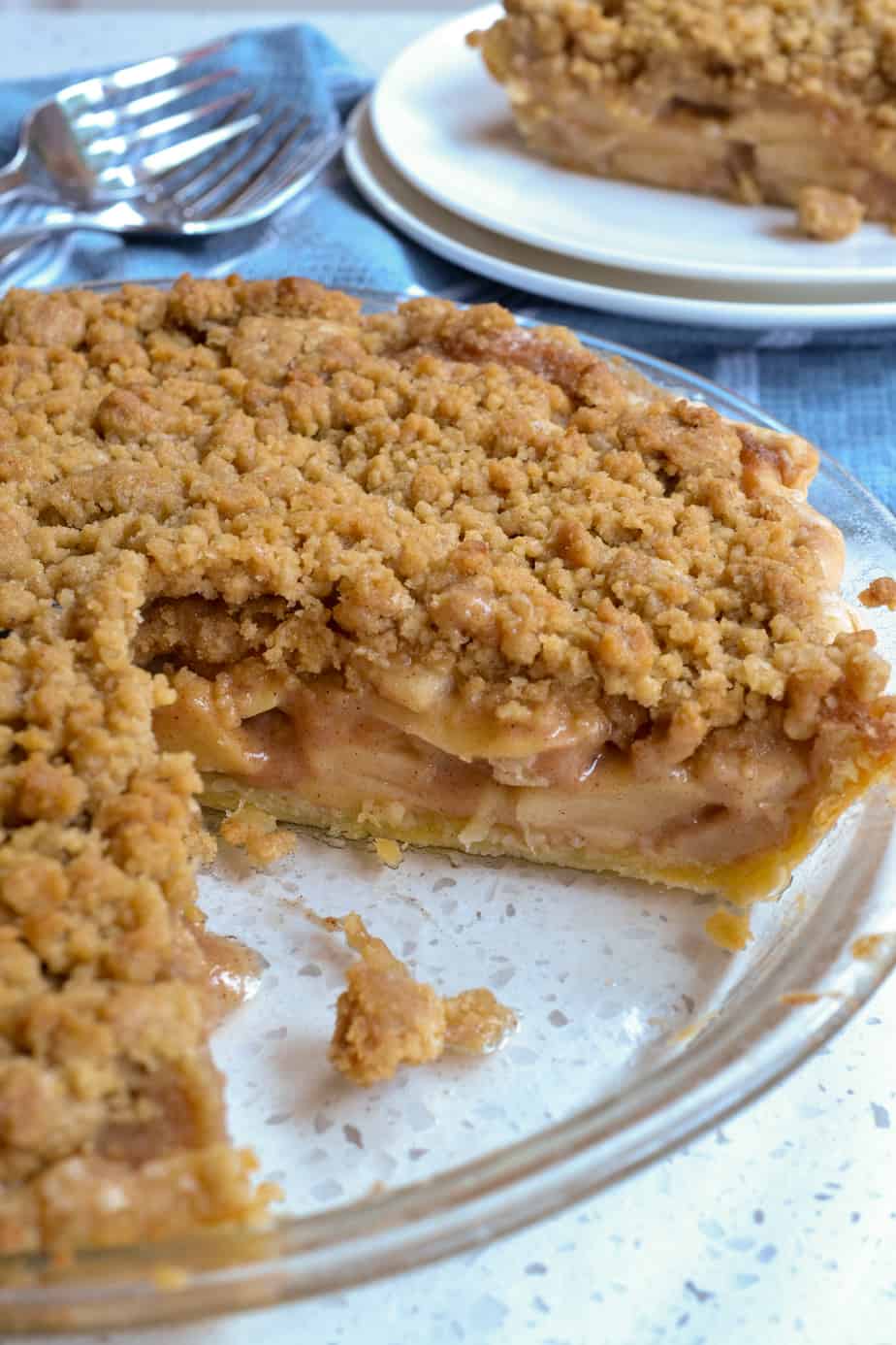  Une tarte aux pommes avec une tranche découpée. 