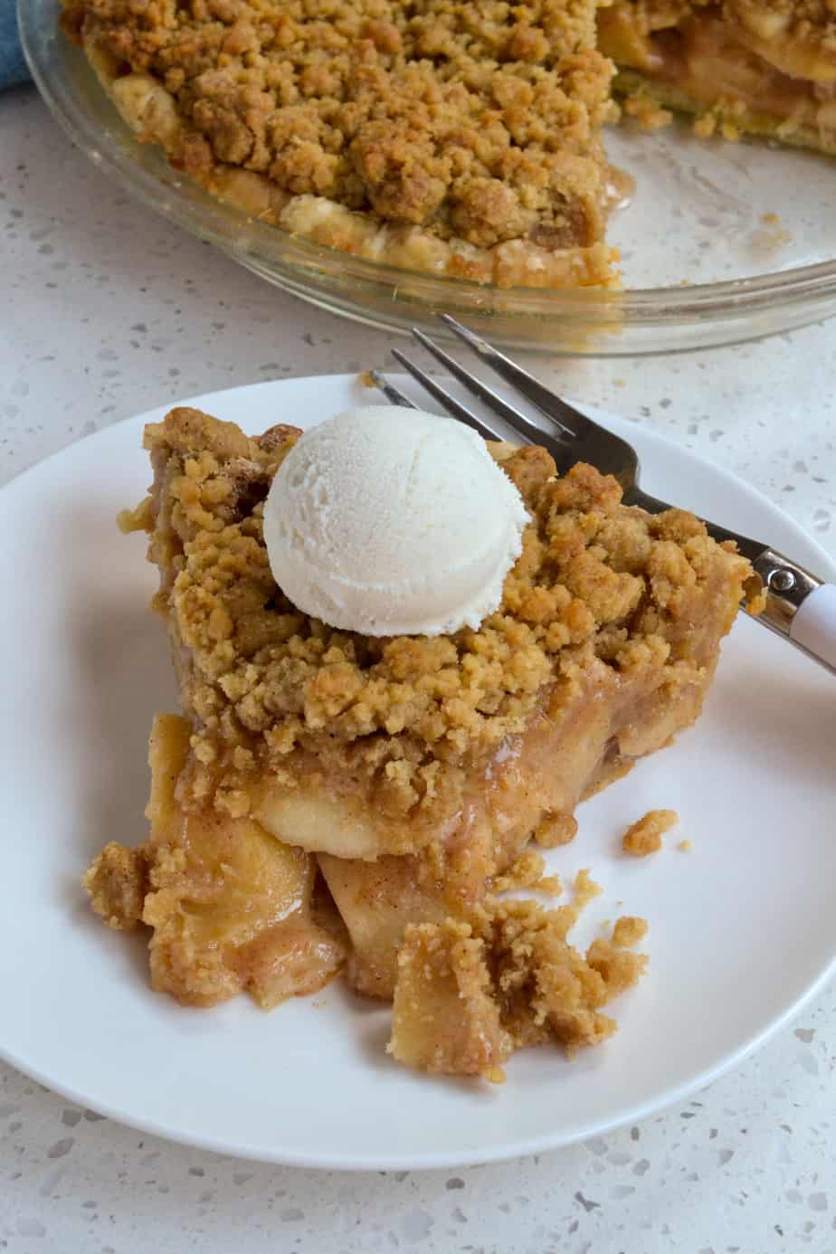  Tarta de miga de manzana con helado de vainilla. 