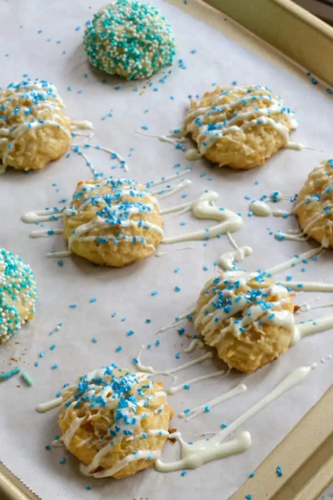 Drizzle the white chocolate over the coconut macaroons and dust with sprinkle. 