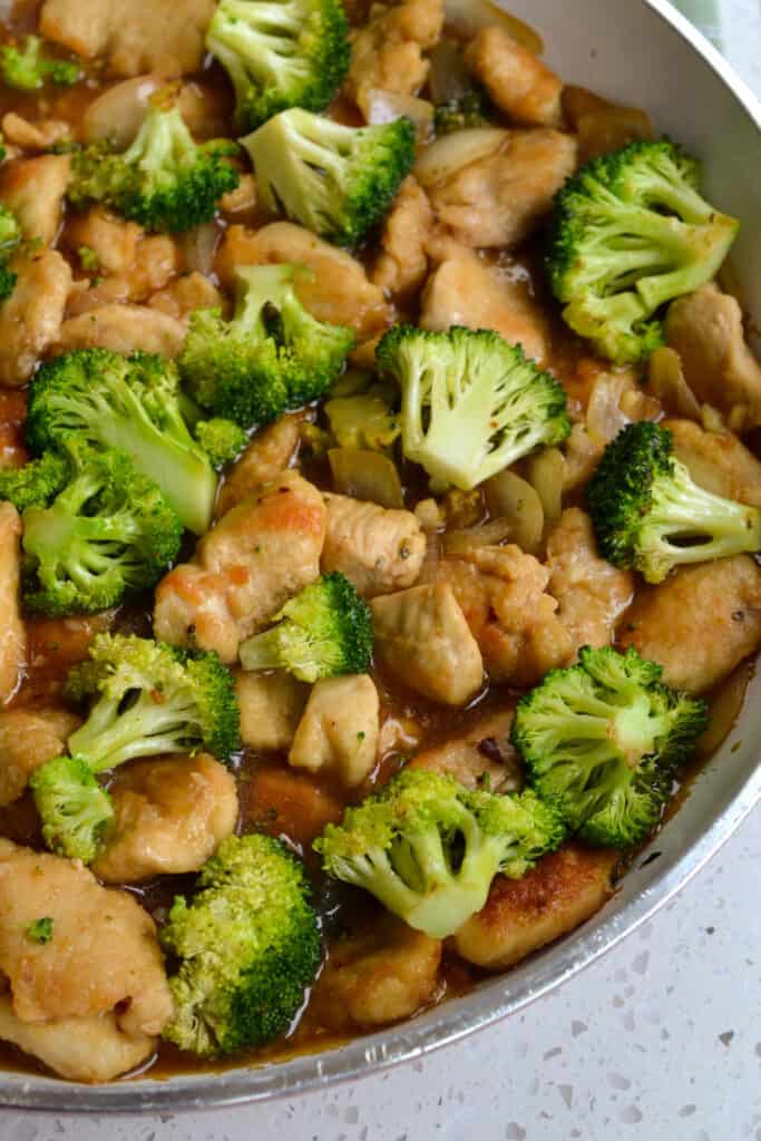 Tender crisp fried chicken with broccoli and onions in stir fry sauce. 