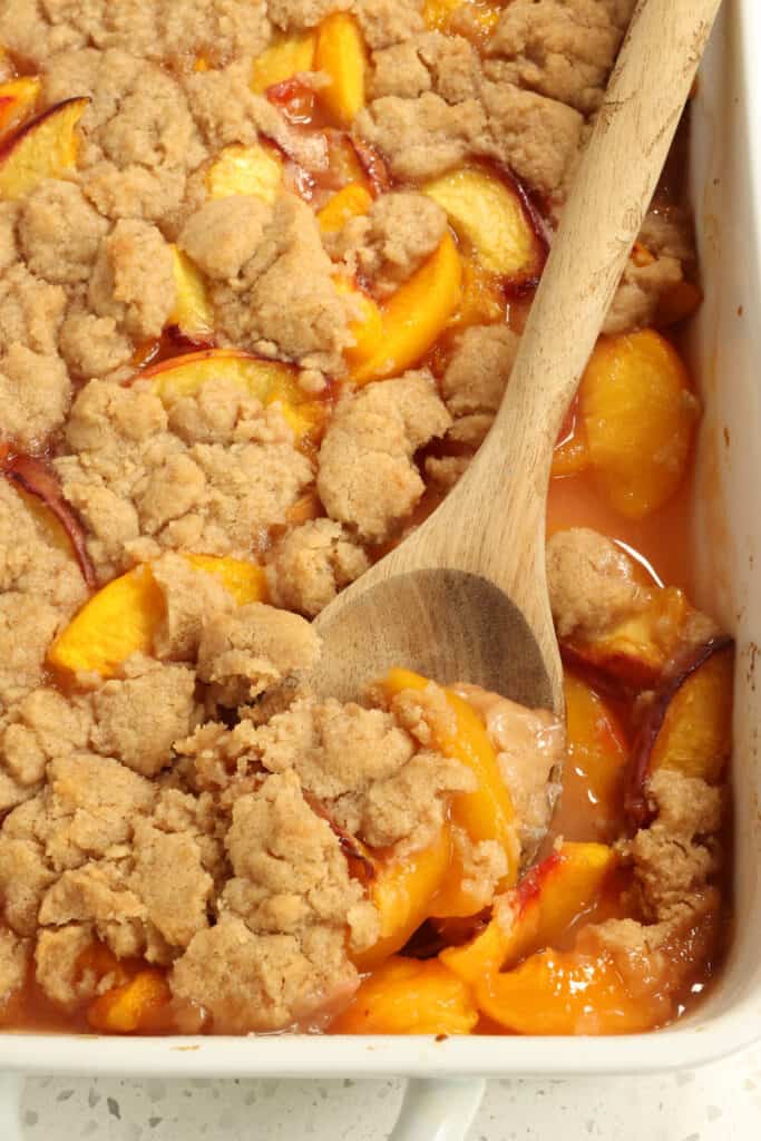 A quick and easy fresh Peach Cobbler with a juicy jam like base and a biscuit like topping with hints of cinnamon and vanilla.