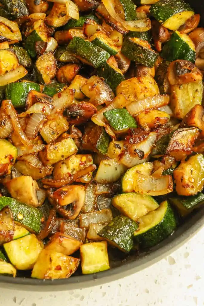 Diese sautierte Zucchini ist in weniger als 15 Minuten fertig und ein bewährter Familienliebling.
