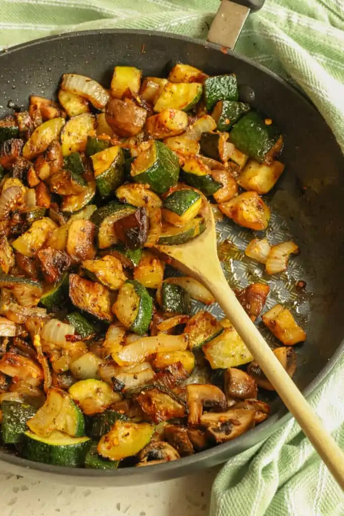 Dieses 15-minütige Rezept für sautierte Zucchini kombiniert Zwiebeln, Pilze, Zucchini und Knoblauch mit einer perfekten Mischung aus Kräutern und Gewürzen zur besten Beilage aller Zeiten.