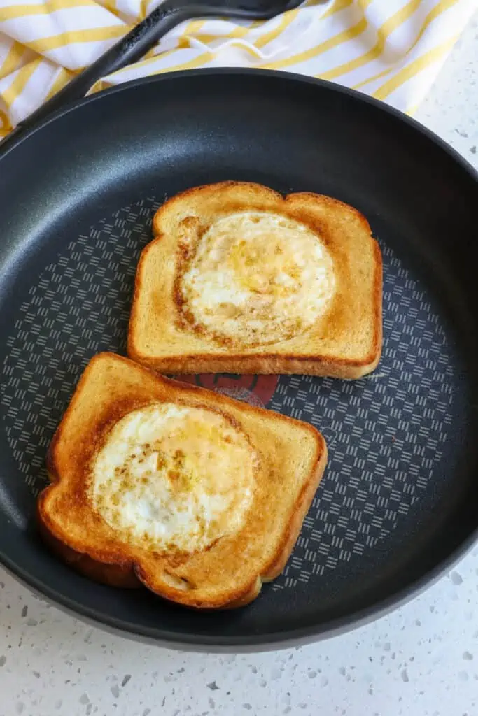 How to make eggs in a hole