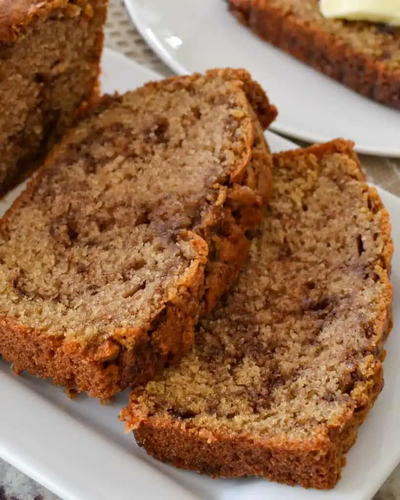 Zimtbrot ist ein einfaches süßes Brot, das schnell zusammenkommt und mit süßer Zimtbutter geschwenkt wird. 