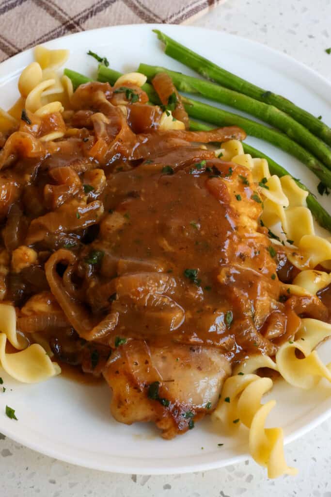L'ultimo piatto di comfort food è delizioso su pasta all'uovo, riso e purè di patate.