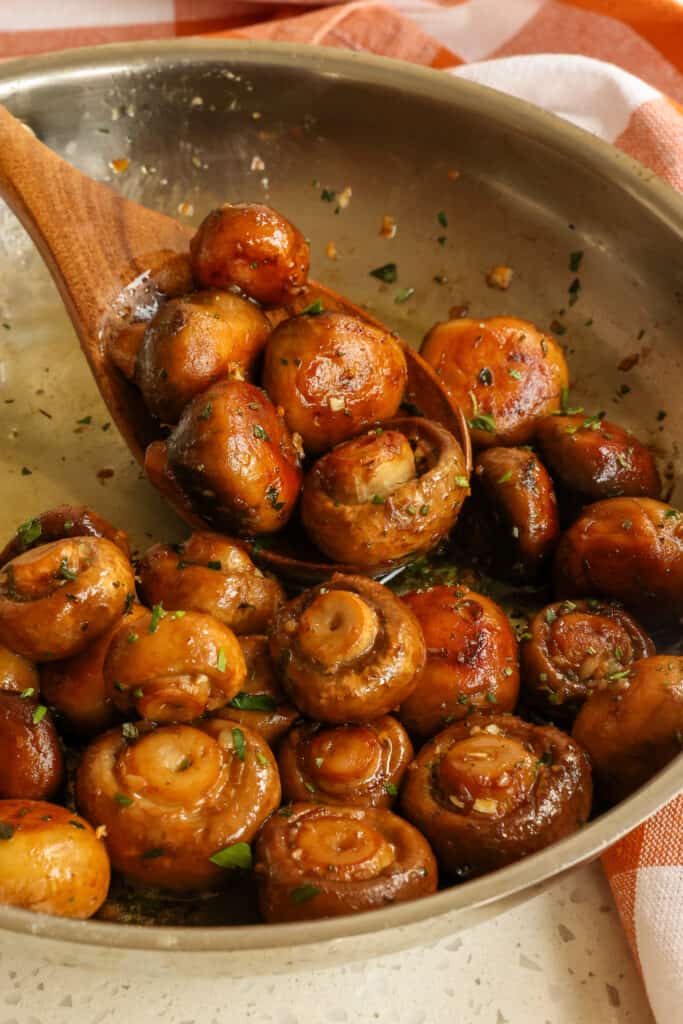 I funghi al burro all'aglio facili e veloci con aglio fresco, rosmarino e timo sono il contorno perfetto per quasi tutti i piatti principali.