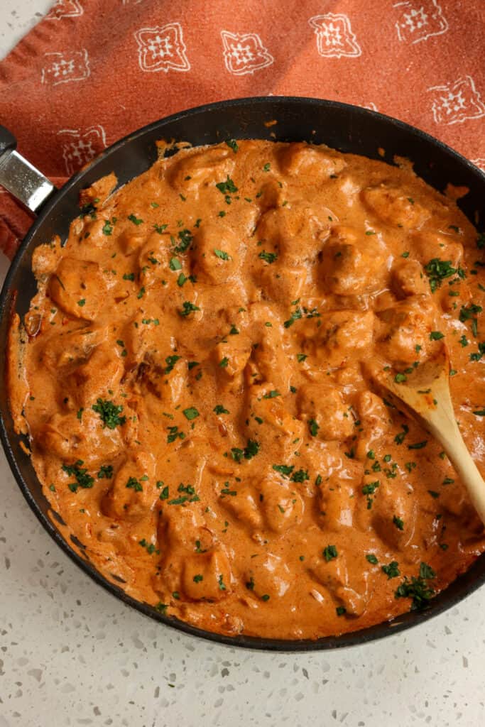 Per il massimo del comfort, serve Chicken Paprikash su pasta all'uovo, gnocchi o purè di patate.