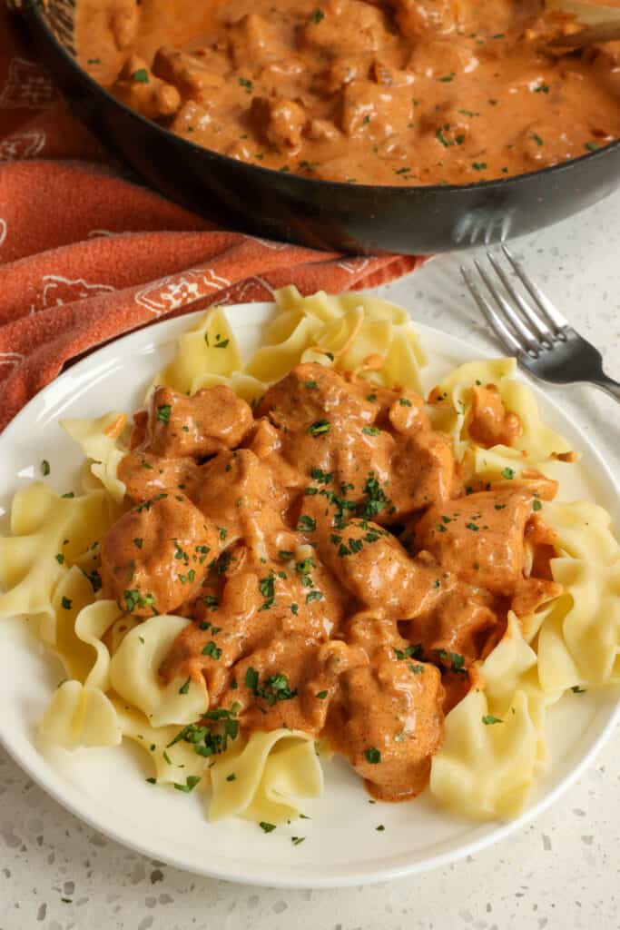 Questo Chicken Paprikash è un piatto ungherese di pollo leggermente impanato che viene fritto in padella nel burro e soffocato in una salsa cremosa alla paprika dolce.