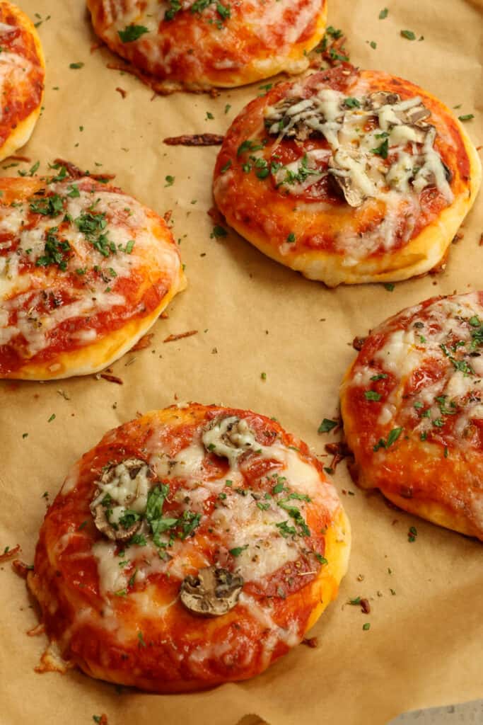 Mini pizza facile e veloce realizzata con impasto per pizza preconfezionato e la tua salsa per pizza preferita.  Personalizza la pizza con i tuoi condimenti e formaggi preferiti.