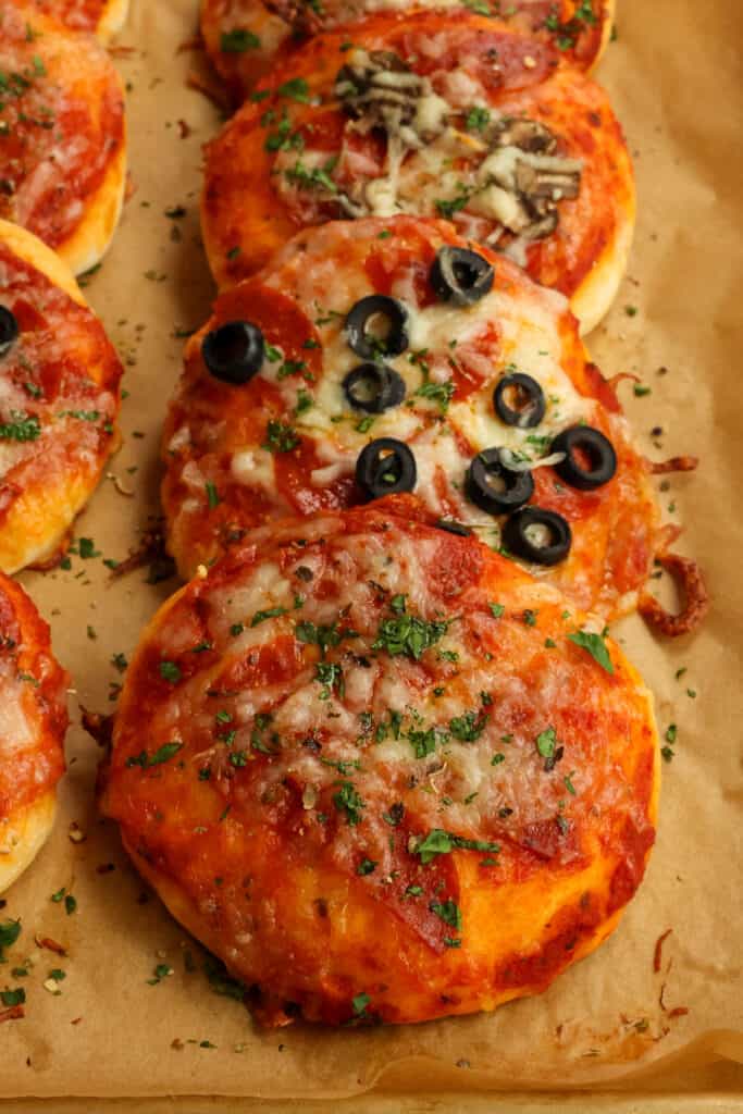 Mini pizze divertenti e facili realizzate con pasta per pizza già pronta e personalizzate per soddisfare i tuoi gusti individuali.