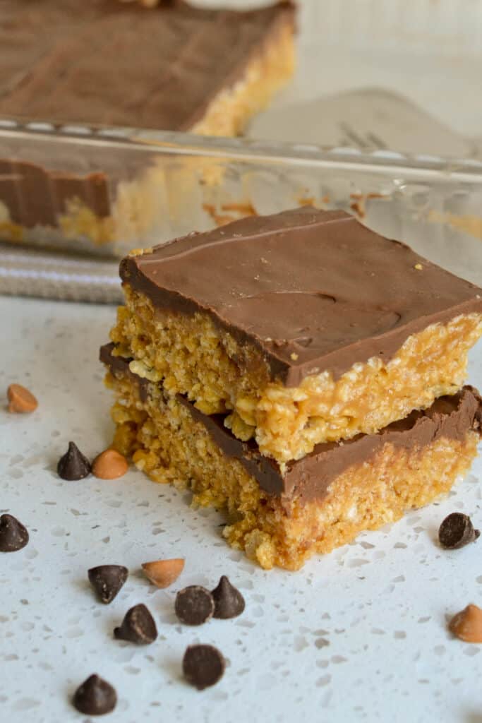 How to Make Scotcheroos Scotcherooos are perfect for busy families not wanting to show up without a treat. They are always a hit, and they go like hotcakes.
