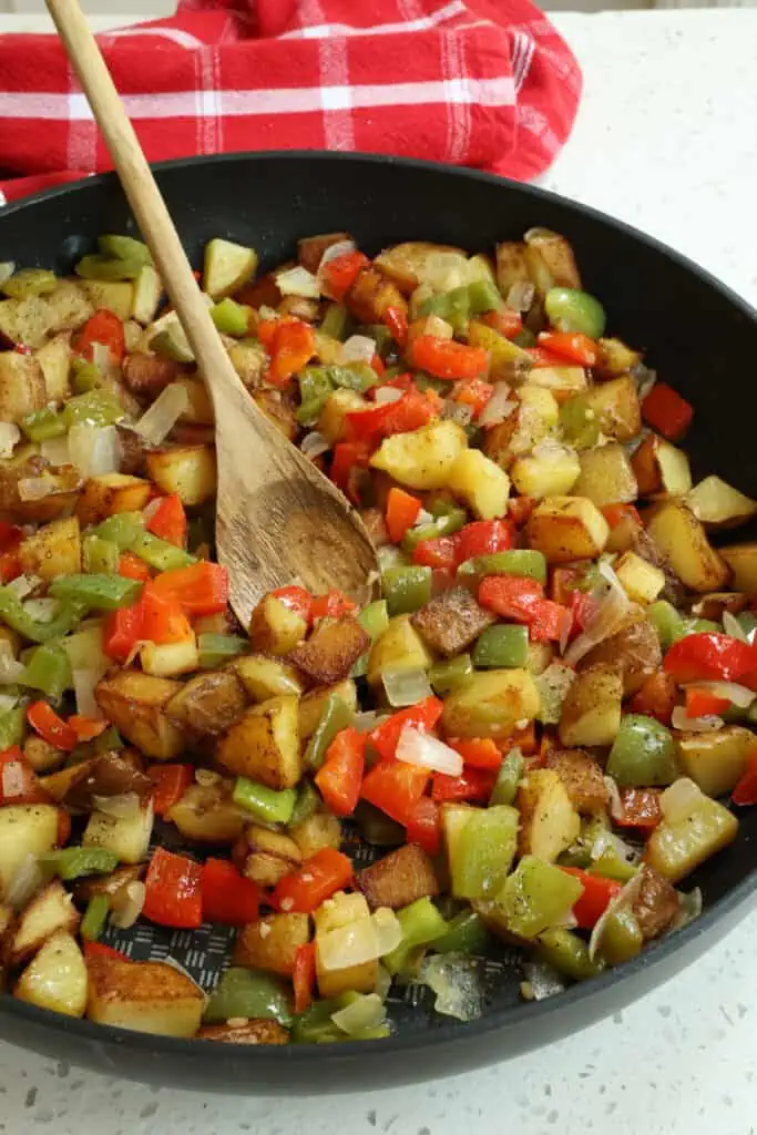 Easy Potatoes O'Brien is crispy pan-fried potatoes with onions, bell peppers, and garlic all made in one skillet. 