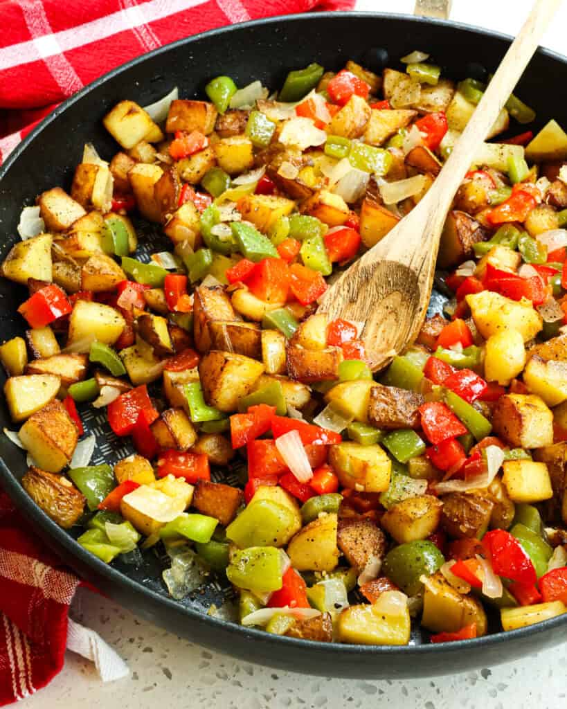 Easy Potatoes O'Brien is crispy pan-fried potatoes with onions, bell peppers, and garlic all made in one skillet. 