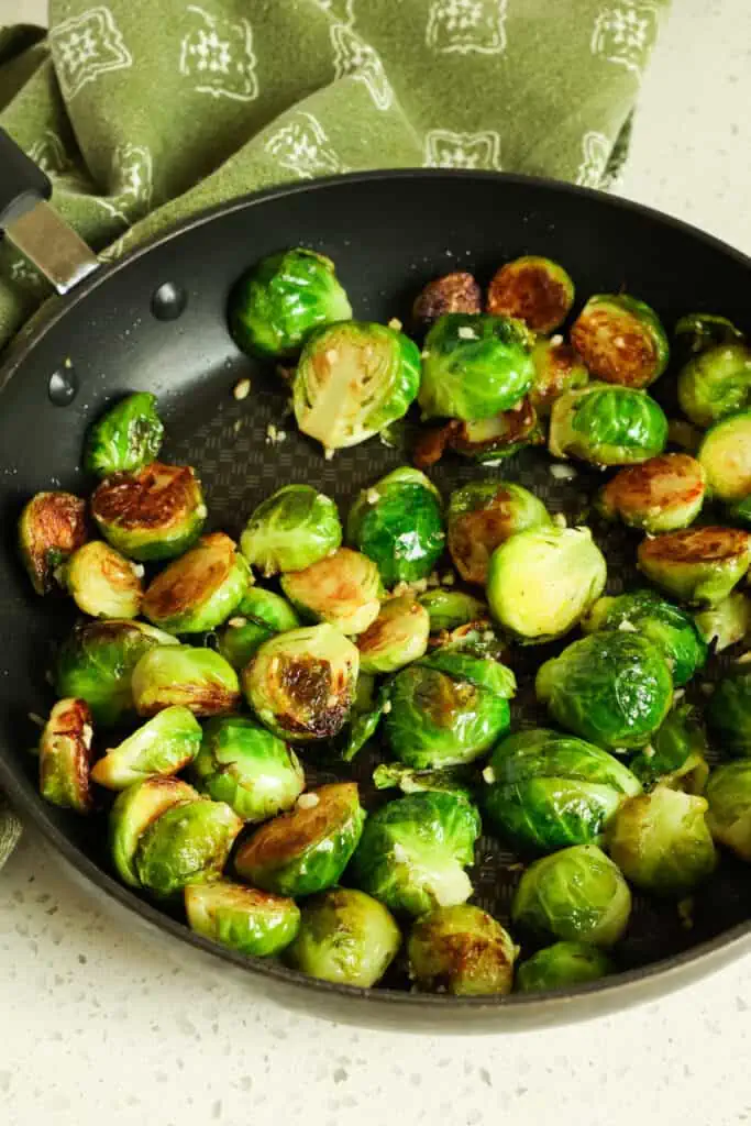 Reduce the heat and add the garlic. Cook for 1 minute while stirring. 