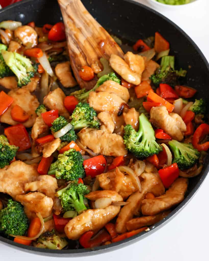 This spicy Hunan chicken recipe is packed with bold flavors, tender chicken, and fresh vegetables that can easily rival any takeout version. Follow our simple steps to create a delicious meal in the comfort of your own home. 