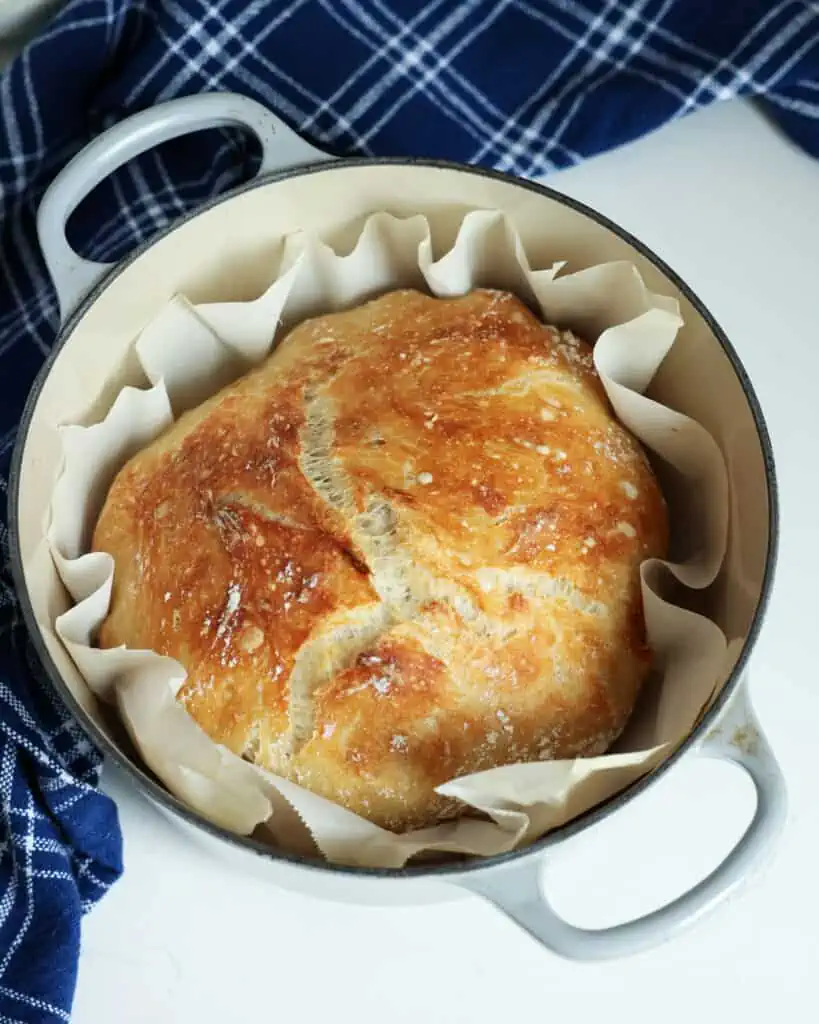 With just four simple ingredients and no kneading required, this no knead bread recipe is perfect for beginner bakers or anyone looking for an easy and delicious homemade bread recipe.