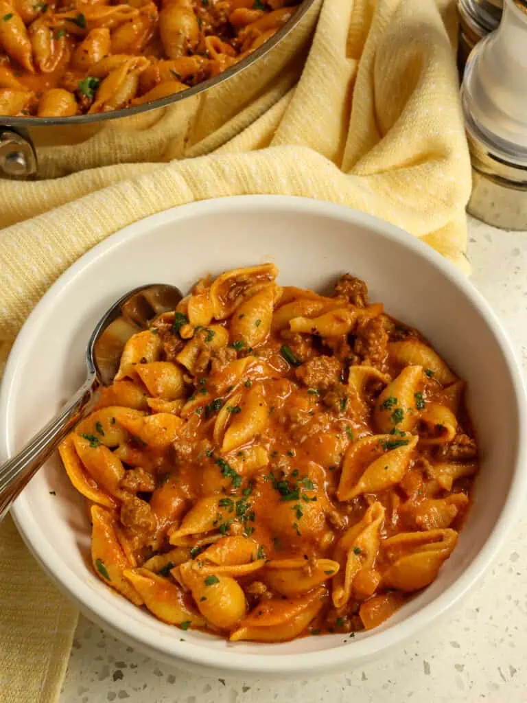 With wholesome good-for-you ingredients and no artificial anything, this Hamburger Helper Recipe  is a must-try dish.