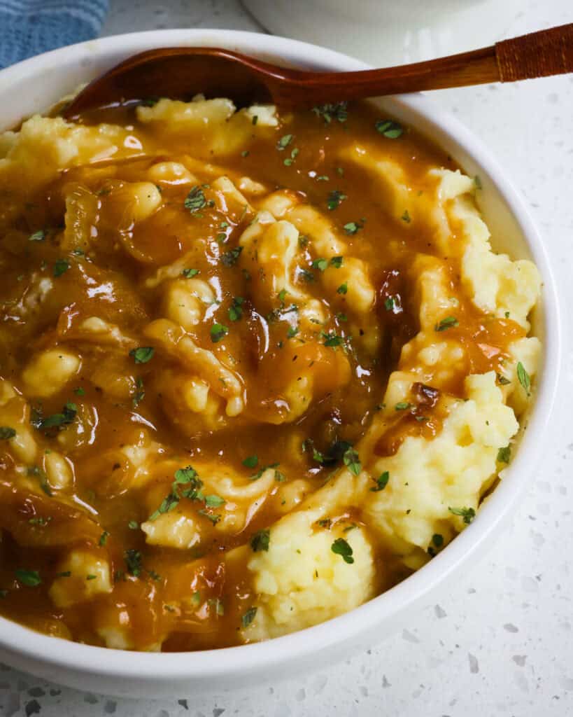 A simple yet delicious caramelized Onion Gravy made with 9 simple ingredients. Enjoy it with bangers and mash, chicken fried chicken, pork schnitzel, hamburger steak, and so much more,
