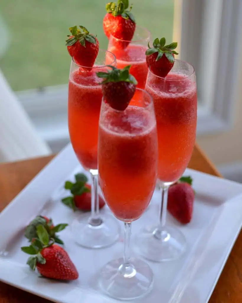 Erdbeer-Mimosa-Rezept Erdbeer-Mimosen in Champagnergläsern