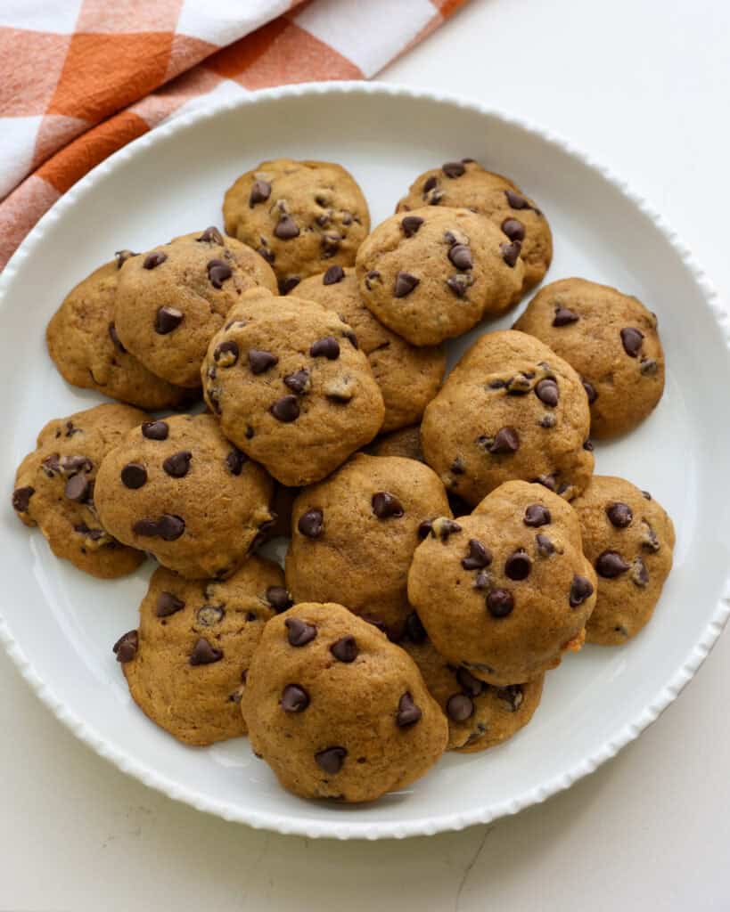 Pumpkin pie spice cookies on a round white platter.